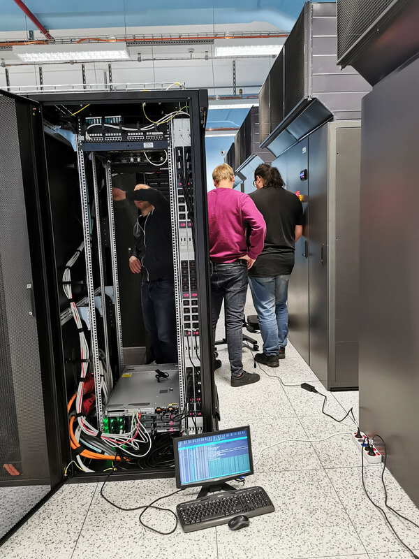 Rozdzielnia zasilania (switchgear) w centrum danych — redundantne tory zasilania